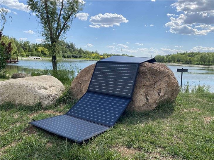 Berkhemah Gunakan panel solar lipat mudah alih