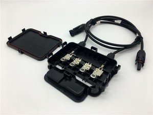 Kotak persimpangan array solar