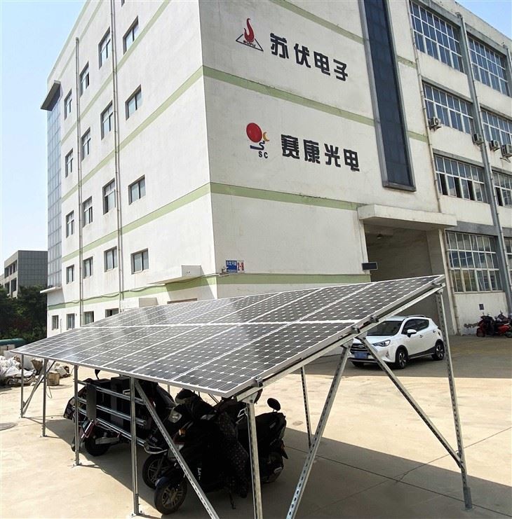 Panel solar grid di luar kereta