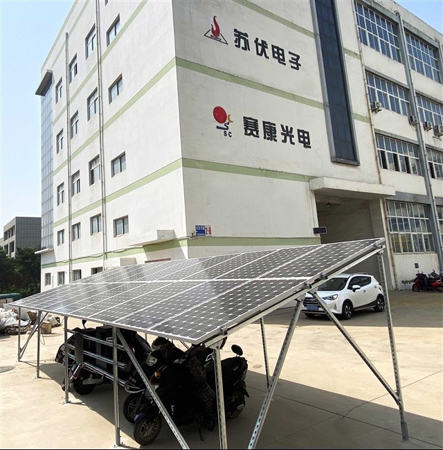 Panel solar grid di luar kereta